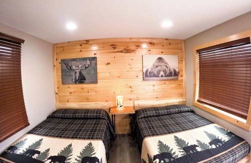 North Greece Hotel | Escape to the tranquility of our cozy cabin inn, where rustic charm meets modern comfort. Experience a home away from home ambiance.
