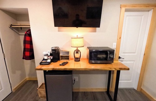 North Greece Hotel | Escape to the tranquility of our cozy cabin inn, where rustic charm meets modern comfort. Experience a home away from home ambiance.