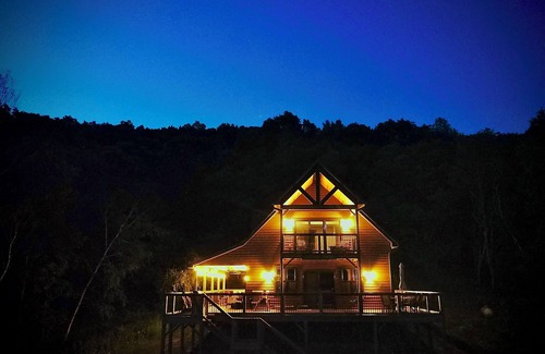 Tomah Cabin | Escape to the woodland getaway of The LeClaire Lodge - PET FRIENDLY!