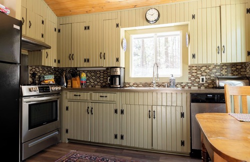 New Richmond Cottage | Escape to your cozy 2-bedroom cottage near Lake Michigan