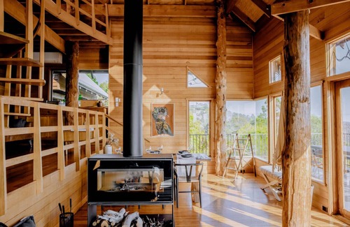 Blackstone Heights House | Esk Treehouse Cabin: Unique Home with River Views