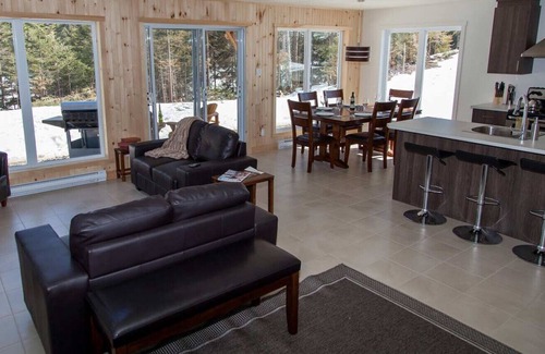 Saint-Paul-de-Montminy Ski Chalet | ESKER NATURE TWO BEDROOMS & MEZZANINE LAKE VIEW ACCESS TO SPA, SAUNA & YURT