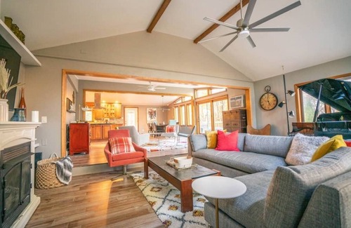 New Paltz House | Esopus Escape: Pool, Hot Tub & Media Room