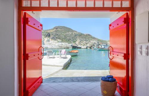 Mandrakia House | Esperanza Boathouses