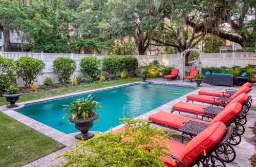 Metropolitan House | Estill Manor- Luxurious Savannah Estate with Pool & Garden - Sleeps 12