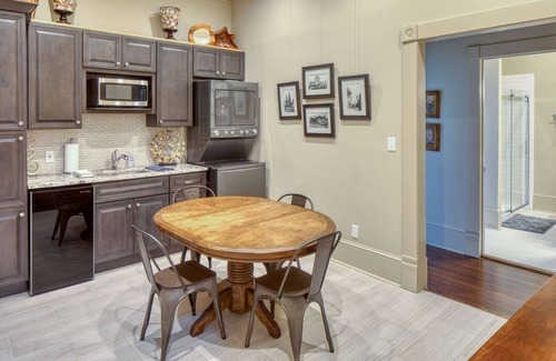 Metropolitan House | Estill Manor- Luxurious Savannah Estate with Pool & Garden - Sleeps 12!