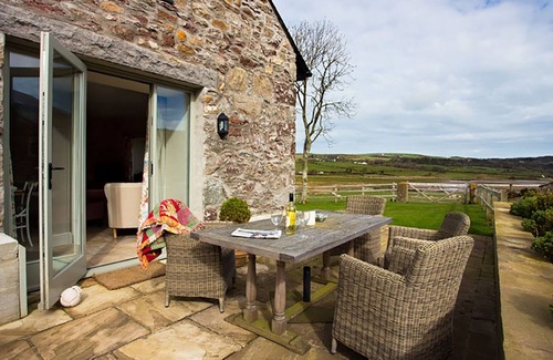 Dulas Cottage | ESTUARY COTTAGE, pet friendly, country holiday cottage in Moelfre