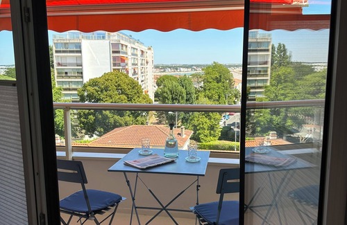 Royan Apartment | Estuary view, 12-minute walk to beach, market, town center. Quiet residence 4 people