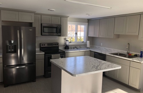 South Amherst House | Etinde House is located ten minutes from Umass, Amherst College, Hampshire mall, Mount Holyoke College and a minute from Hampshire College