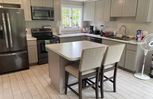 South Amherst House | Etinde House is located ten minutes from Umass, Amherst College, Hampshire mall, Mount Holyoke College and a minute from Hampshire College