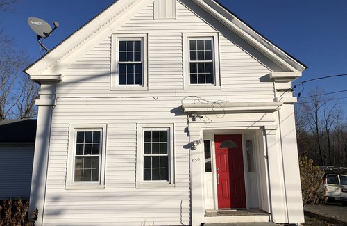 South Amherst House | Etinde House is located ten minutes from Umass, Amherst College, Hampshire mall, Mount Holyoke College and a minute from Hampshire College