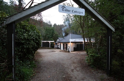 Mount Dandenong Cottage | Etna Cottage - lovely, private, corner spa bath