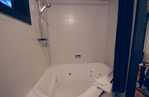 Mount Dandenong Cottage | Etna Cottage - lovely, private, corner spa bath