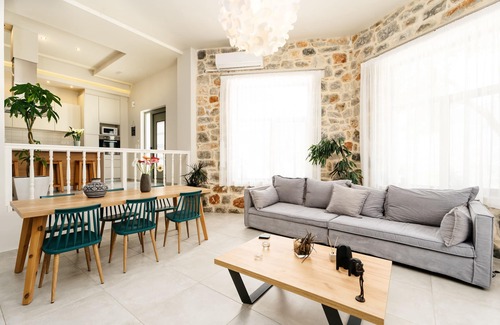 Asigonia Villa | Eumelia Iconic Villa, with Heated Pool & Whirlpool, BBQ, Close to amenities