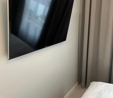 Tomaszow Mazowiecki Apartment | EUROPA22 "Apartament Delux" z wanną - CENTRUM MIASTA balkon z widokiem na park i staw z fontannami
