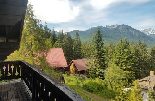 Hyak House | European Alpine Lodge with Stunning Mountain Views- Room for the entire Family!