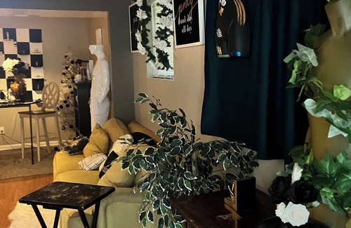 Belmont Apartment | Eve's Garden Loft w/artistic flair. Pet- Friendly!