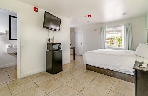 Everglades City Hotel | Everglades City Motel - ADA King Motel Room