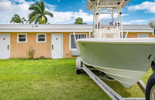 Everglades City Hotel | Everglades City Motel - Queen Room, 2 Beds, Back Door