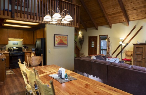 Dorrington Cabin | Evergreen Game Room Rec Center Pool Kayaks/SUP Fast Wi-Fi EV AC