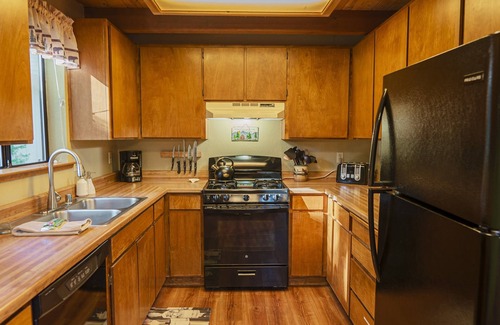 Dorrington Cabin | Evergreen Game Room Rec Center Pool Kayaks/SUP Fast Wi-Fi EV AC