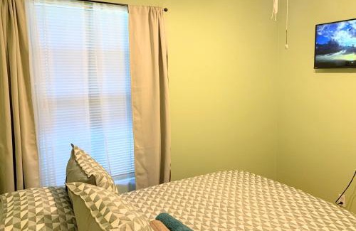 Hemet House | Evergreen Jolly Room with TV