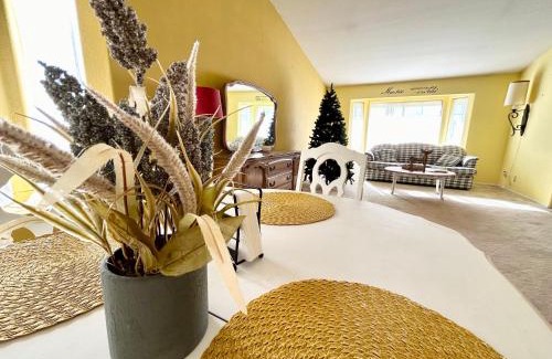 Hemet House | Evergreen Jolly Room with TV