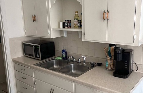 Wichita Apartment | Everything you need! - 1 BR 1 BA WIFI SMART TV QN Bed Coffee
