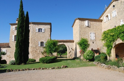 Lorgues Apartment | Everything you want for a relaxing holiday in beautiful gardens amidst vineyards