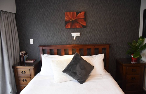 Stratford Bed & Breakfast | Ex Convent with 7 bedrooms close to town and super handy to mountain and trails.