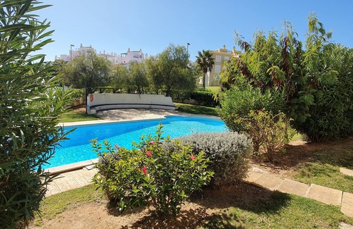 Pata de Baixo Condo | Excellent Apartment In A Quiet Area With Pool And Mountain Views