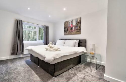 Heybridge House | Excellent Family King Size Bedroom 2 - Maldon Heybridge