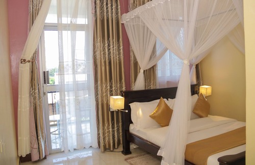 Kasese Hotel | Excellent views of Rwenzori mountains