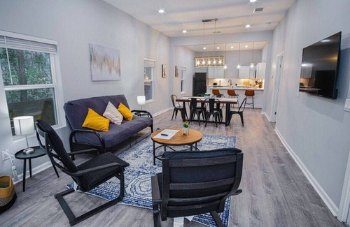 Historic Garderns House | Exceptional 5BR So Close to Riverwalk and Downtown