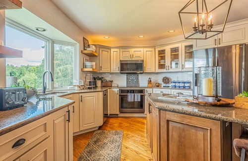 Danbury House | Exceptional Beauty On The Water! Candlewood Lake - Danbury, CT