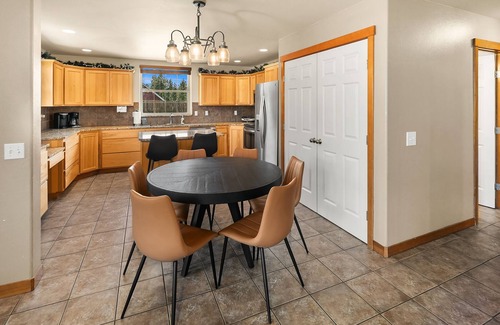 Ronald House | Exceptional Cabin in Roslyn Ridge! Private Pickleball Court and Hot Tub