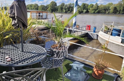 Thamesfield Boat Rental | Exceptional residential barge 2-3 bedroom suites