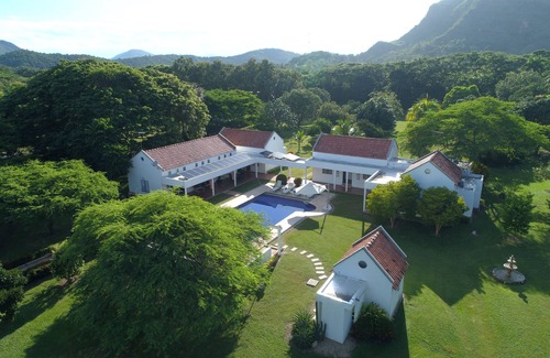 Melgar Villa | Exclusiva villa para 18 personas con piscina privada