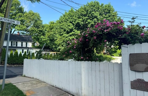 Roslyn Apartment | Exclusive 1-bedroom furnished apartment w/Garden in Historic Roslyn, sleeps 4.