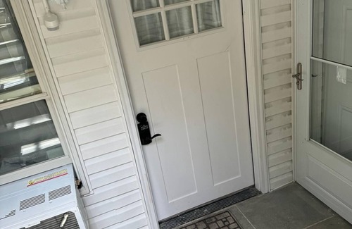 Roslyn Apartment | Exclusive 1-bedroom furnished apartment w/Garden in Historic Roslyn, sleeps 4.