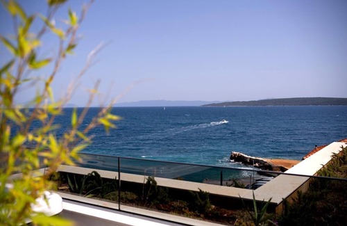 Zavala House | Exclusive 3-bedroom Seafront Suite with jacuzzi