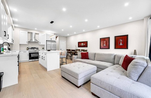 Landsdale House | Exclusive 5 Bed Home near Hospital/Niagara/Toronto