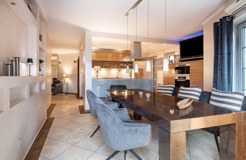 Bergedorf Villa | Exclusive Dream Villa with Private Terrace, Wi-Fi and Air Conditioning