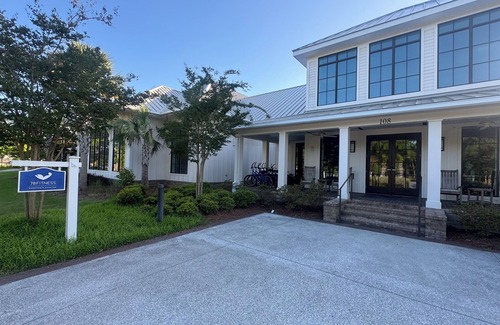 Arcadian Shores Condo | Exclusive Kingston Resorts Condo with 2 Queen Beds, Balcony, Fridge, Microwave.