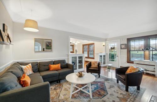 Ottawa Hills House | Exclusive Ottawa Hills Private Home, Garage, WD, Gourmet Equipped kitchen, Netflix