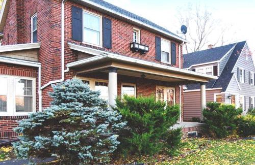 Ottawa Hills House | Exclusive Ottawa Hills Private Home, Garage, WD, Gourmet Equipped kitchen, Netflix