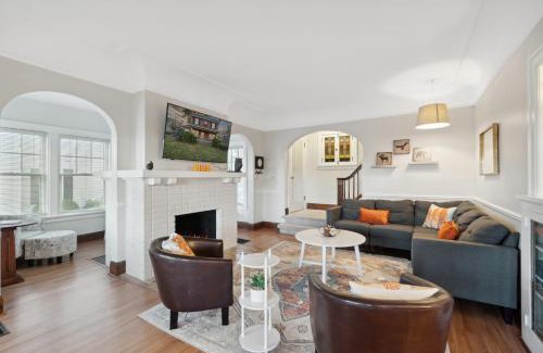 Ottawa Hills House | Exclusive Ottawa Hills Private Home, Garage, WD, Gourmet Equipped kitchen, Netflix