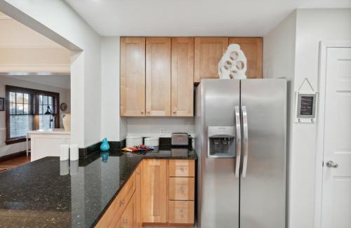 Ottawa Hills House | Exclusive Ottawa Hills Private Home, Garage, WD, Gourmet Equipped kitchen, Netflix