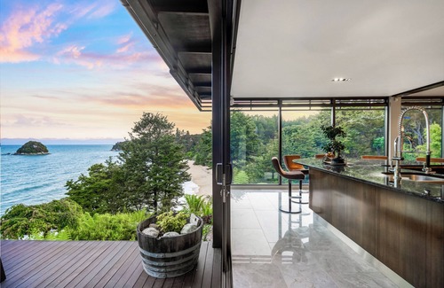 Ngaio Bay Villa | Exclusive Suite - Ocean Views & Beach