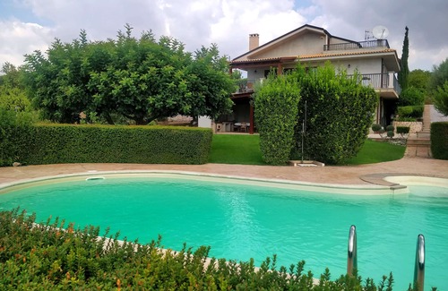 Modica House | Exclusive villa for 4 to 8 persons with pool. 4 bedrooms. 3 bathrooms